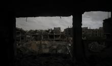 يبحث فلسطينيون عن ممتلكاتهم بين الأنقاض بعد أن دمرت غارات جوية إسرائيلية مبنى في مخيم البريج للاجئين وسط قطاع غزة. دمر الهجوم المبنى بالكامل وألحق أضرارًا بالمنشآت المحيطة به، 9 يناير/كانون الثاني 2026. صورة: معز صالحي