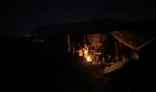 عائلات تعيش في خيام مؤقتة وسط الأنقاض تشعل نيرانًا للتدفئة في جباليا، شمال قطاع غزة، في 12 يناير/كانون الثاني 2026. ويكافح الفلسطينيون الذين دُمرت منازلهم في هجمات إسرائيلية من أجل البقاء في ظل ظروف شتوية قاسية وبرد قارس. صورة: عمر أشتوي