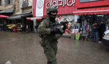 القوات الإسرائيلية تداهم عدد من المحال التجارية في السوق المركزي وتطلق النار تجاه بناية سكنية، وتوقف عدد من المواطنين في البلدة القديمة بمدينة نابلس، 1 يناير/كانون الثاني ٢٠٢٦. صورة: محمد ناصر