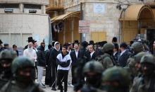 جولة استفزازية للمستوطنين بحماية قوات جيش الاحتلال الإسرائيلي في مدينة الخليل، جنوب الضفة الغربية ، 10 يناير/كانون الثاني 2026. تصوير مأمون وزواز