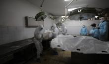 تُجري إدارة الطب الشرعي والأدلة الجنائية بوزارة العدل فحوصاتٍ لخمس عشرة جثة فلسطينية بمستشفى الشفاء في مدينة غزة، لمحاولة التعرف عليها، 30 يناير/كانون الثاني 2026. صورة: عمر أشتوي