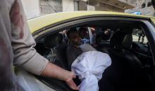 نُقل جثمان الطفلة الفلسطينية همسة حوسو، البالغة من العمر 12 عامًا، والتي قُتلت بنيران إسرائيلية في جباليا، إلى مستشفى الشفاء في مدينة غزة يوم الخميس 8 يناير/كانون الثاني 2026. (صورة: عمر أشتوي)