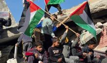 ُشارك الفلسطينيون في وقفة حداد عند موقع منزل عائلة الشنا المنهار في مخيم المغازي للاجئين، والذي أسفر عن مقتل اثنين من سكانه أمس، 6 يناير/كانون الثاني 2026. صورة: أحمد إبراهيم