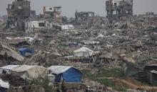 يواصل الفلسطينيون النازحون، الذين لجأوا إلى خيام مؤقتة ومدارس أو منازل متضررة بشدة، حياتهم وسط الأزمة الإنسانية المستمرة الناجمة عن الحصار الإسرائيلي في مخيم جباليا، شمال قطاع غزة، في 18 يناير/كانون الثاني 2026. صورة: عمر أشتوي