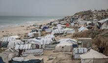 يتفقد فلسطينيون نازحون خيامهم بعد أن تضررت بشدة جراء عاصفة هوائية قوية ضربت مخيمًا للنازحين وسط قطاع غزة. 22 يناير/كانون الثاني 2026. تصوير: رمزي أبو عامر