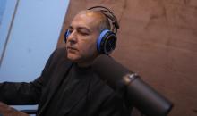 مذيع راديو فلسطيني يبث عبر الإنترنت من استوديوهات إذاعة صوت القدس في غزة، 24 يناير/كانون الثاني 2026. صورة: عمر أشتوي