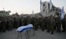 رئيس الأركان الإسرائيلي ايال زمير وقائد المنطقة الجنوبية اللواء يانيف عاسور وقادة الفرق  يؤدون التحية العسكرية للمساعد ران غفيلي  54.jpg