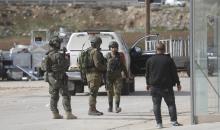 قوات إسرائيلية تهدم وتصادر عدد من المحلات التجارية المصنوعة من الكرفانات في السموع جنوب الخليل،31 ديسمبر/كانون الأول 2025. تصوير: مأمون وزواز