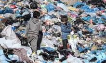 عائلات فلسطينية نازحة تكافح من أجل البقاء في ظروف قاسية بمخيم النصيرات للاجئين وسط قطاع غزة، 29 يناير/كانون الثاني 2026.صورة: رمزي أبو عامر