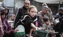 تلقى فلسطينيون، بينهم أطفال، وجبات ساخنة وزعتها إحدى الجمعيات الخيرية في مخيم النصيرات للاجئين، وسط نقص حاد في الغذاء ناجم عن الهجمات الإسرائيلية المستمرة وتدهور الأوضاع الإنسانية. النصيرات، وسط قطاع غزة. 26 يناير/كانون الثاني 2026. تصوير: معز صالحي