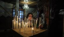 حضر مسيحيون أرثوذكس يحتفلون بعيد الميلاد وفقًا للتقويم الشرقي قداسًا في كنيسة القديس بورفيريوس اليونانية الأرثوذكسية في غزة في 7 يناير/كانون ثاني 2026. صورة من عمر أشتوي