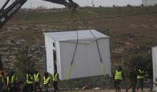 قوات إسرائيلية تهدم وتصادر عدد من المحلات التجارية المصنوعة من الكرفانات في السموع جنوب الخليل،31 ديسمبر/كانون الأول 2025. تصوير: مأمون وزواز