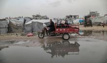 يُكافح الفلسطينيون النازحون لمواصلة حياتهم اليومية وسط الأنقاض التي خلّفتها الهجمات الإسرائيلية في جباليا، شمال قطاع غزة، في 12 يناير/كانون الثاني 2026. صورة: عمر أشتوي