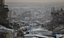 يواصل الفلسطينيون النازحون، الذين لجأوا إلى خيام مؤقتة ومدارس أو منازل متضررة بشدة، حياتهم وسط الأزمة الإنسانية المستمرة الناجمة عن الحصار الإسرائيلي في مخيم جباليا، شمال قطاع غزة، في 18 يناير/كانون الثاني 2026. صورة: عمر أشتوي