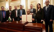 علي شعث، رئيس اللجنة التكنوقراطية الفلسطينية الجديدة لإدارة قطاع غزة، يلتقي بأعضاء اللجنة خلال الاجتماع الافتتاحي لـ