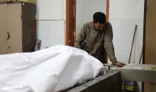 ودّعَ فلسطينيون جثمان يوسف الريفي في مستشفى الشفاء بمدينة غزة. وقد استُشهد في غارة جوية إسرائيلية على حيّ التفاح، شرق مدينة غزة. 27 يناير/كانون الثاني 2026. صورة: عمر أشتوي