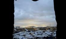 يُكافح الفلسطينيون النازحون، الذين يعيشون في خيام مؤقتة، من أجل البقاء في ظل ظروف قاسية ومعاناة متفاقمة، حيث اقتلعت الأمطار الغزيرة والعواصف العديد من خيامهم وأغرقتها في مدينة خان يونس جنوب قطاع غزة. 9 يناير/كانون الثاني 2026. صورة: محمد سلامة