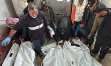 ودّع فلسطينيون ثلاثة جثامين في مستشفى شهداء الأقصى، بينهم أب وطفله، قُتلا بنيران الجيش الإسرائيلي شرق دير البلح في وسط قطاع غزة، في 21 ينايركانون الثاني 2026. (صورة أحمد إبراهيم)