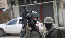 قوات إسرائيلية تهدم وتصادر عدد من المحلات التجارية المصنوعة من الكرفانات في السموع جنوب الخليل،31 ديسمبر/كانون الأول 2025. تصوير: مأمون وزواز