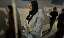 نُقل اثنا عشر أسيرًا فلسطينيًا، بينهم امرأة، أفرجت عنهم القوات الإسرائيلية، إلى مستشفى شهداء الأقصى في دير البلح، وسط قطاع غزة، في 11 يناير/كانون الثاني 2026، في مركبات تابعة للجنة الدولية للصليب الأحمر. (صورة: أحمد إبراهيم)