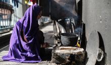 عائلات فلسطينية نزحت جراء الهجمات الإسرائيلية منذ 7 أكتوبر/تشرين الأول 2023، تأوي إلى مدرسة تابعة لوكالة الأونروا في حي تل الهوى بمدينة غزة. 26 يناير/كانون الثاني 2026، بعدسة عمر أشتوي