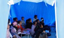 طلاب فلسطينيون نازحون يدرسون داخل خيمة بالقرب من «الخط الأصفر» الذي حددته إسرائيل في بيت لاهيا شمال قطاع غزة... 6 يناير 2026 (رويترز).jpeg