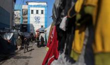 يعيش الفلسطينيون النازحون في خيام وملاجئ مؤقتة في مدارس الأونروا بعد أن دمرت الغارات الجوية الإسرائيلية منازلهم. وتمنعهم القيود التي يفرضها