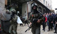 القوات الإسرائيلية تداهم عدد من المحال التجارية في السوق المركزي وتطلق النار تجاه بناية سكنية، وتوقف عدد من المواطنين في البلدة القديمة بمدينة نابلس، 1 يناير/كانون الثاني ٢٠٢٦. صورة: محمد ناصر