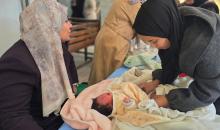 يتلقى الأطفال (دون سن الثالثة) التطعيمات في مستشفى ناصر بخان يونس جنوب قطاع غزة، 18 يناير/كانون الثاني 2026.تصوير: طارق محمد