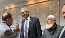 شعث يلتقي عائلات فلسطينية في القاهرة.jpg