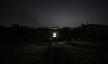 عائلات تعيش في خيام مؤقتة وسط الأنقاض تشعل نيرانًا للتدفئة في جباليا، شمال قطاع غزة، في 12 يناير/كانون الثاني 2026. ويكافح الفلسطينيون الذين دُمرت منازلهم في هجمات إسرائيلية من أجل البقاء في ظل ظروف شتوية قاسية وبرد قارس. صورة: عمر أشتوي