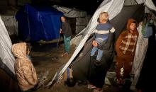 يُكافح الفلسطينيون النازحون، الذين يعيشون في خيام مؤقتة، من أجل البقاء في ظل ظروف قاسية ومعاناة متفاقمة، حيث اقتلعت الأمطار الغزيرة والعواصف العديد من خيامهم وأغرقتها في مدينة خان يونس جنوب قطاع غزة. 9 يناير/كانون الثاني 2026. صورة: محمد سلامة