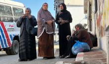 فلسطينيون ينعون جثمان رجل في مجمع الشفاء الطبي بمدينة غزة بعد وصوله إلى المستشفى إثر إصابته بجروح جراء غارة إسرائيلية، وسط مشاهد من الحزن والغضب،1 يناير/كانون الثاني 2026. تصوير: عمر أشتوي