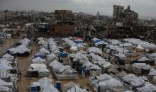 صورة عامة لمدينة الخيام حيث يكافح الفلسطينيون الأمطار الغزيرة والعواصف التي ألحقت أضرارًا بخيامهم في منطقة المقصي شمال مدينة غزة في 13 يناير/كانون الثاني 2026