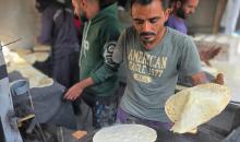 الفلسطيني محمد قحمان يعيد افتتاح مخبز تقليدي وسط أنقاض مدينة حمد غرب خان يونس، ويعمل جنباً إلى جنب مع أبنائه وصهره، وجميعهم من مبتوري الأطراف، 21 يناير/كانون الثاني 2026  . صورة: طارق محمد