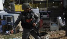 قوات إسرائيلية تهدم وتصادر عدد من المحلات التجارية المصنوعة من الكرفانات في السموع جنوب الخليل،31 ديسمبر/كانون الأول 2025. تصوير: مأمون وزواز