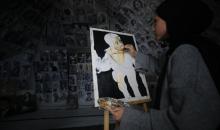 الفلسطينية مرَح خالد الزعانين (18 عاما) تحول خيمة نزوحها في مدينة غزة إلى معرض فني، 28 يناير/كانون الثاني 2026. تصوير: عمر أشتوي