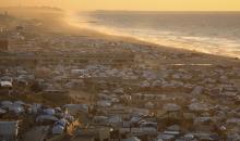 مشاهد عامة لخيام النازحين على شاطئ مدينة غزة. يعاني النازحون معاناة مضاعفة من ويلات النزاع وقسوة الأحوال الجوية، إذ لا توفر الخيام أي حماية من برد الشتاء القارس والأمطار الغزيرة، 3 يناير/كانون الثاني 2026. تصوير: عمر أشتوي