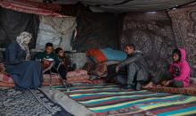 الطفل عمر حلاوة (13عاما) يزور مكان دفن ساقه المبتور يوميا، بعد إصابته في غارة إسرائيلية خلال الحرب على غزة، 31 ديسمبر/كانون الأول 2025. تصوير: عمر أشتوي