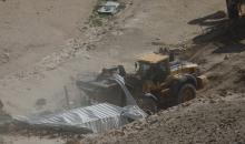 جرافات عسكرية إسرائيلية تهدم ستة منازل تعود لسكان بدو فلسطينيين جنوب الخليل، ضمن حملة أوسع تستهدف المجتمعات البدوية في المنطقة، 26 يناير/كانون الثاني 2026. صورة: مأمون وزواز