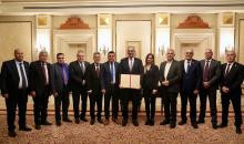 علي شعث، رئيس اللجنة التكنوقراطية الفلسطينية الجديدة لإدارة قطاع غزة، يلتقي بأعضاء اللجنة خلال الاجتماع الافتتاحي لـ