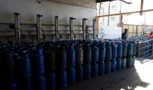 اصطفّ المواطنون في طوابير طويلة أمام محطات تعبئة الغاز في الخليل، وسط مخاوف من تفاقم أزمة نقص الغاز في الضفة الغربية،، 25 يناير/كانون الثاني 2026. صورة: مأمون وزواز