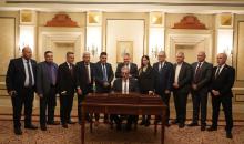 علي شعث، رئيس اللجنة التكنوقراطية الفلسطينية الجديدة لإدارة قطاع غزة، يلتقي بأعضاء اللجنة خلال الاجتماع الافتتاحي لـ