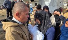 ينعى الفلسطينيون جثمان الطفلة سجود عليان في مجمع ناصر الطبي بمدينة خان يونس، جنوب قطاع غزة، في 24 يناير/كانون الثاني 2026، بعد سبعة أيام من ولادتها. (صورة: طارق محمد/وكالة الأنباء الفلسطينية)