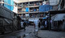 يعيش الفلسطينيون النازحون في خيام وملاجئ مؤقتة في مدارس الأونروا بعد أن دمرت الغارات الجوية الإسرائيلية منازلهم. وتمنعهم القيود التي يفرضها