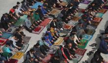 يؤدي الفلسطينيون صلاة الجمعة داخل مدرسة تابعة لوكالة الأونروا، حُوِّلت إلى ملجأ بعد نزوح عائلات منها جراء الهجمات الإسرائيلية منذ 7 أكتوبر/تشرين الأول 2023، في مدينة غزة. 30 يناير/كانون الثاني 2026. صورة: عمر أشتوي