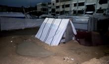 يُكافح الفلسطينيون النازحون، الذين يعيشون في خيام مؤقتة، من أجل البقاء في ظل ظروف قاسية ومعاناة متفاقمة، حيث اقتلعت الأمطار الغزيرة والعواصف العديد من خيامهم وأغرقتها في مدينة خان يونس جنوب قطاع غزة. 9 يناير/كانون الثاني 2026. صورة: محمد سلامة