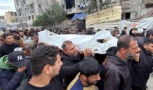 فلسطينيون ينعون جثمان رجل في مجمع ناصر الطبي بخان يونس جنوب قطاع غزة بعد وصوله إلى المستشفى إثر إصابته بجروح جراء غارة إسرائيلية، ١٠ يناير/كانون الثاني ٢٠٢٦. تصوير: محمد سلامة