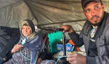 يعيش الفلسطيني سامي أبو سعادة مع والدته داخل عربة جرار، ويستخدم مضخة نفخ مطاطية لمساعدة والدته التي تعاني من صعوبة في التنفس. خان يونس، جنوب قطاع غزة، 7 يناير/كانون الثاني 2026، صورة: طارق محمد