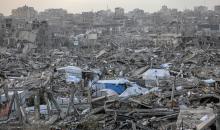 يُكافح الفلسطينيون النازحون لمواصلة حياتهم اليومية وسط الأنقاض التي خلّفتها الهجمات الإسرائيلية في جباليا، شمال قطاع غزة، في 12 يناير/كانون الثاني 2026. صورة: عمر أشتوي